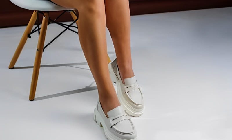 pés usando mocassim branco