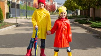 Crianças com galocha e capa de chuva