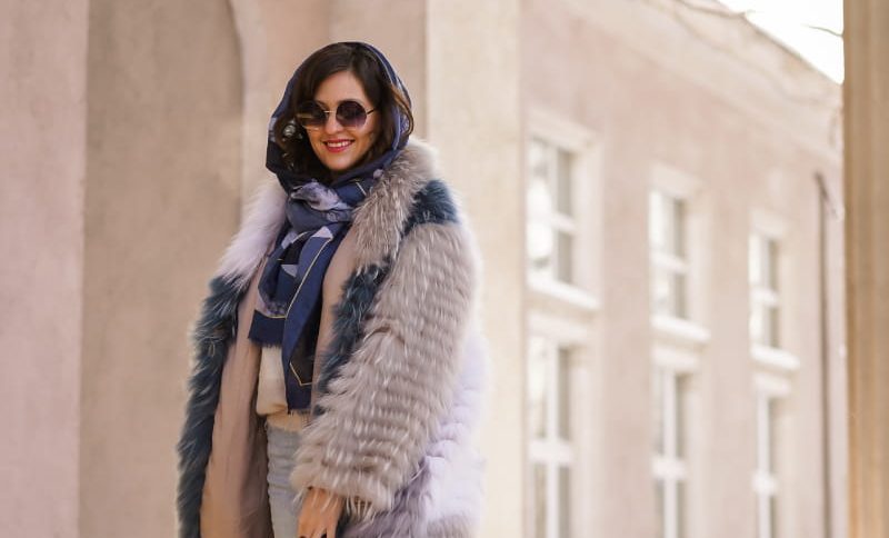 mulher com look de inverno com casaco de pele da moda