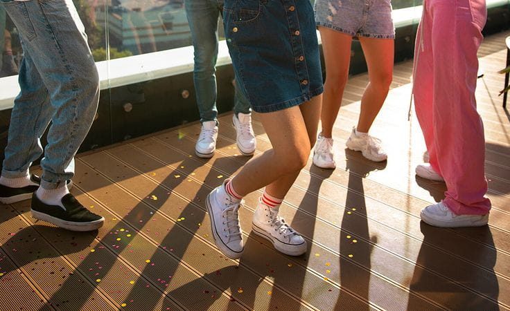 foto de pernas das pessoas dançando em confete