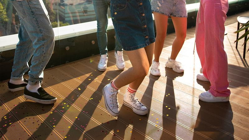 foto de pernas das pessoas dançando em confete