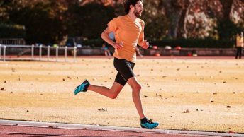 pessoa correndo com roupa de corrida em um parque