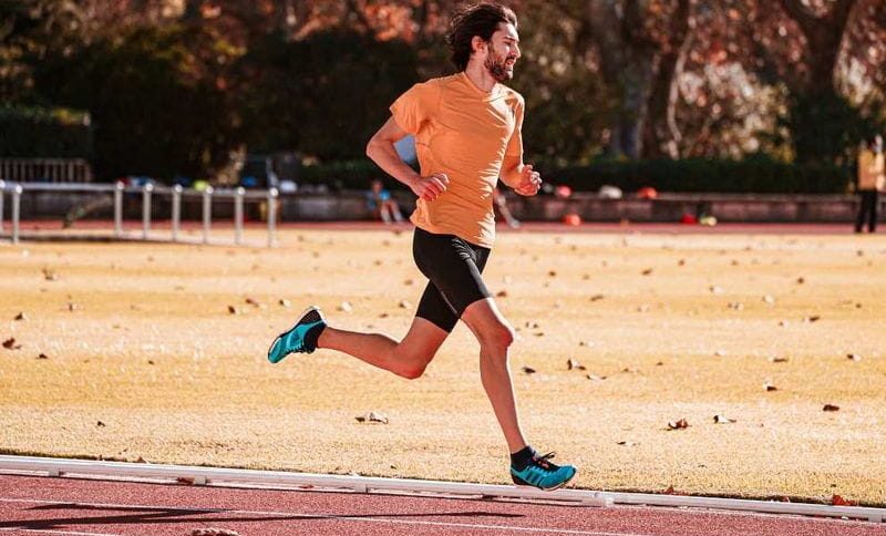 pessoa correndo com roupa de corrida em um parque