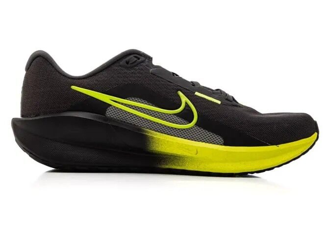 Tênis Nike preto com detalhes amarelos e design esportivo.