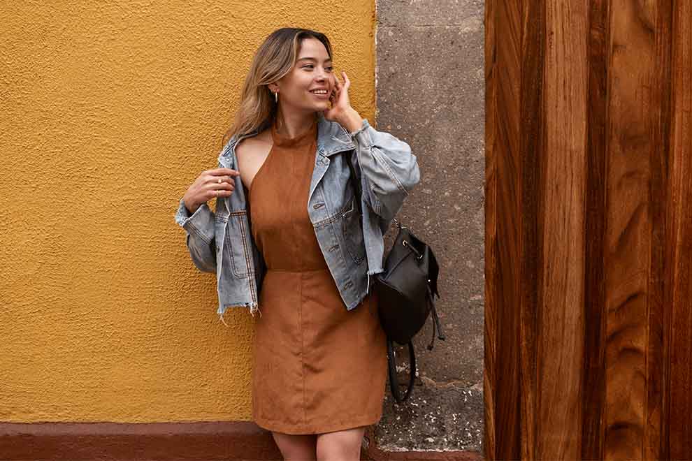 vestido casual com jaqueta jeans