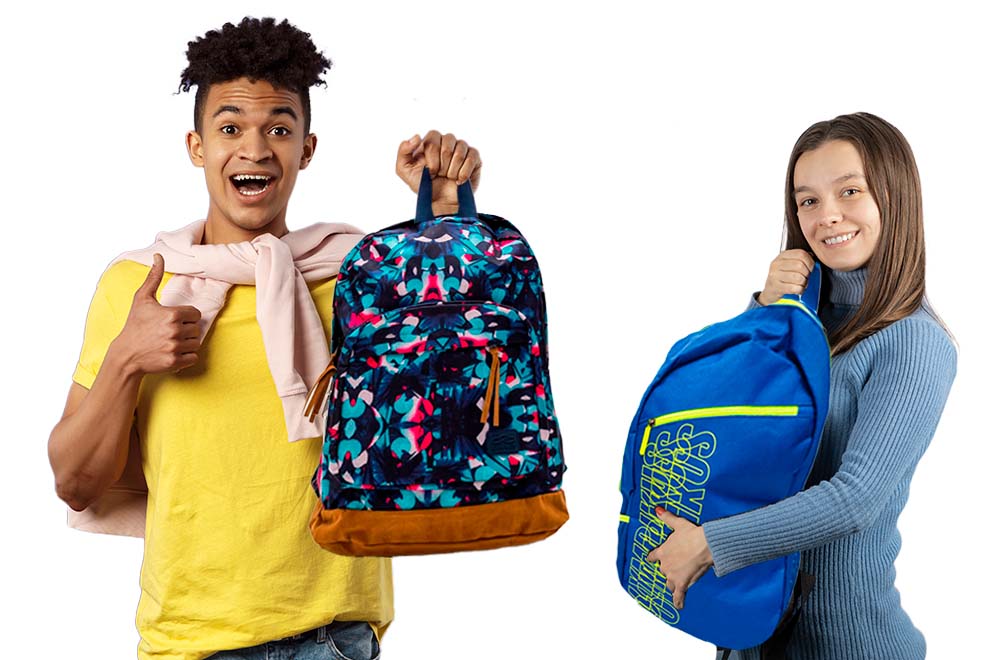 dois modelos segurando mochilas da Olympikus azul e estampadas em um fundo branco