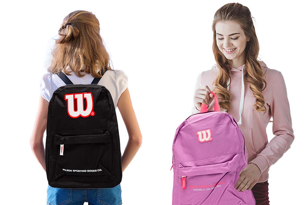 duas modelos com mochilas da Wilson preto e roxo em um fundo branco