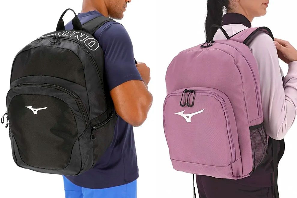 modelos masculino e feminino usando mochila nas cores preto rosa da marca Mizuno em um fundo branco