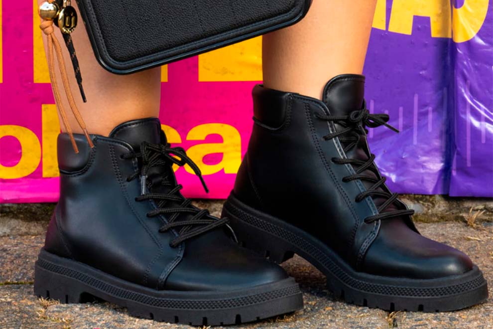 Botas pretas confortáveis com cadarços em fundo colorido