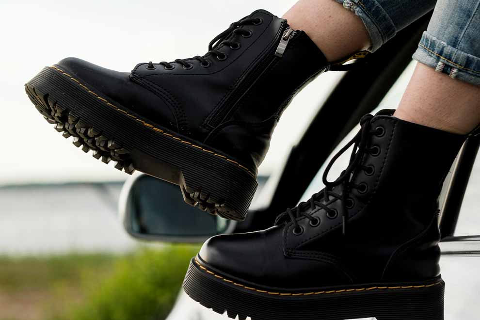 Botas pretas em estilo punk, com sola tratorada
