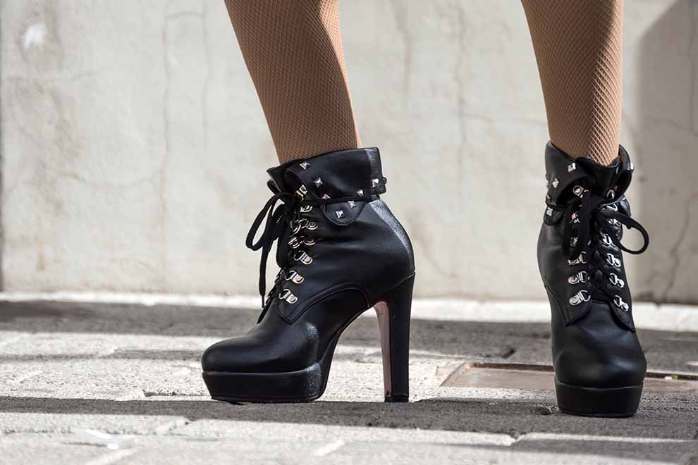 Botas de salto alto pretas com detalhes de metal