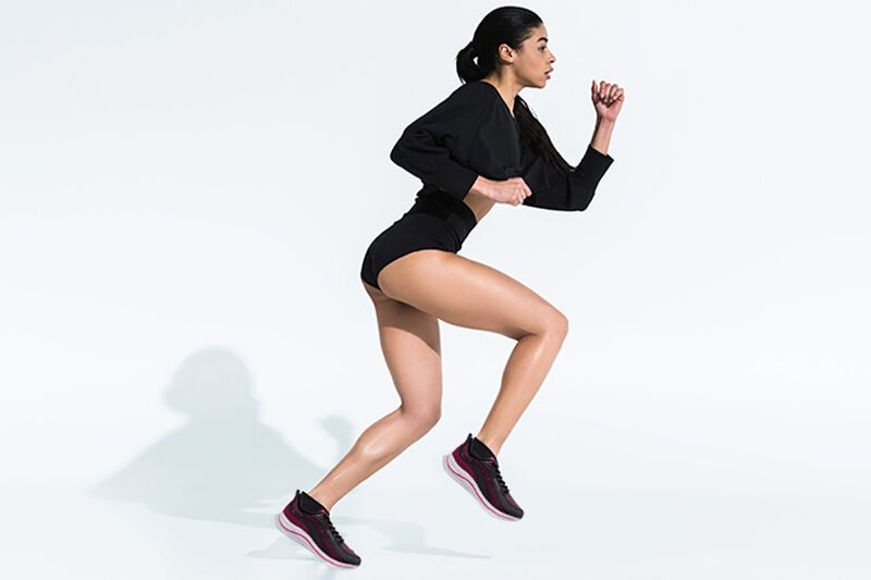Mulher correndo com roupa de treino moderna
