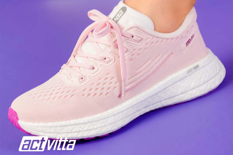 Tênis esportivo rosa com detalhes brancos