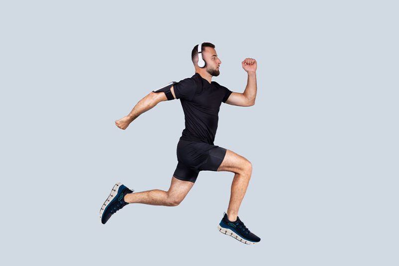 Homem correndo com fones de ouvido durante treino