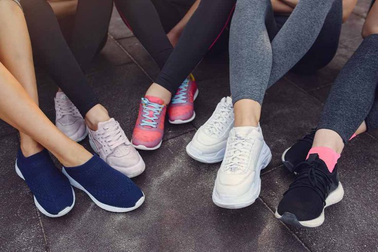 Várias pernas e sapatos de corrida em grupo