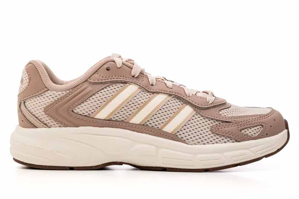 Tênis feminino Adidas em tom nude e detalhes claros