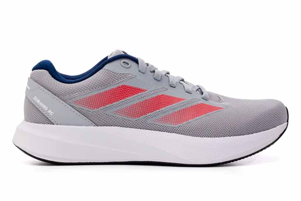 Tênis de corrida cinza com detalhes vermelhos