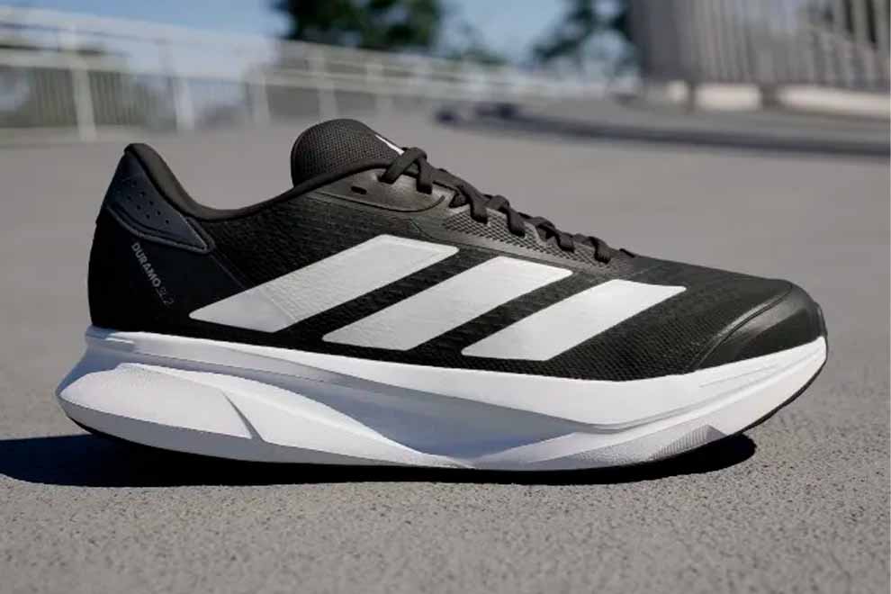 Tênis esportivo Adidas com design moderno em preto e branco