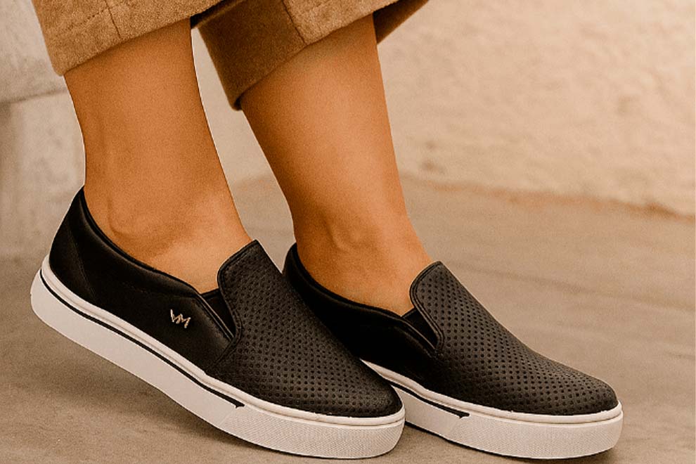 Sapato slip-on preto com sola branca em destaque