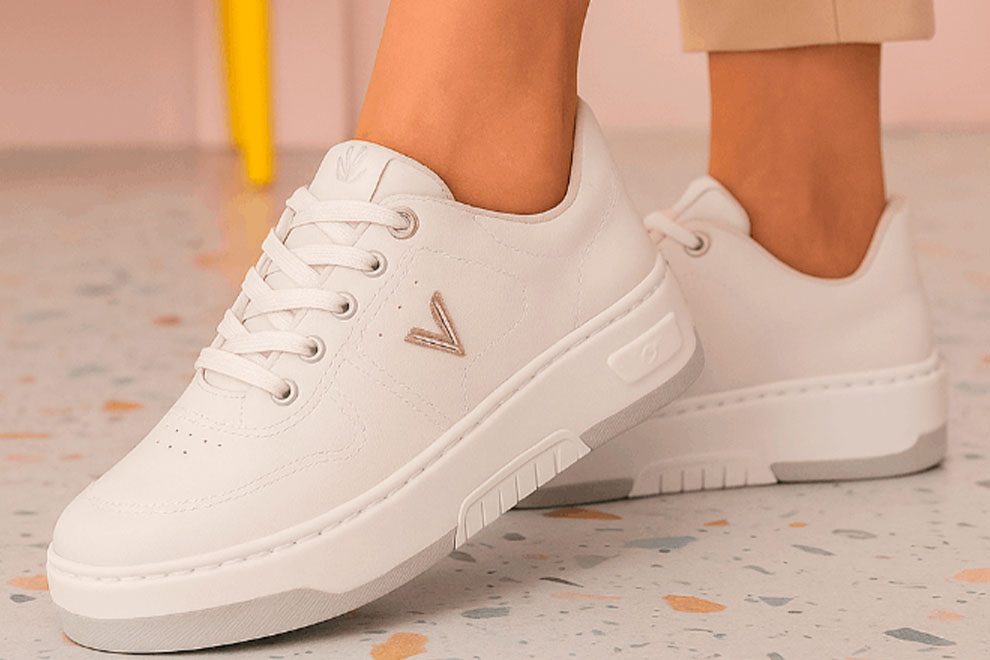 Tênis branco com detalhes em couro e solado alto