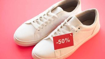 Tênis brancos com etiqueta de 50% de desconto