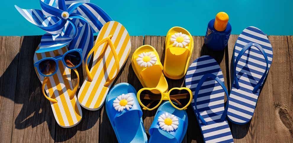 Chinels coloridos e óculos de sol à beira da piscina