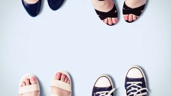 Diversos sapatos em círculo sobre fundo claro