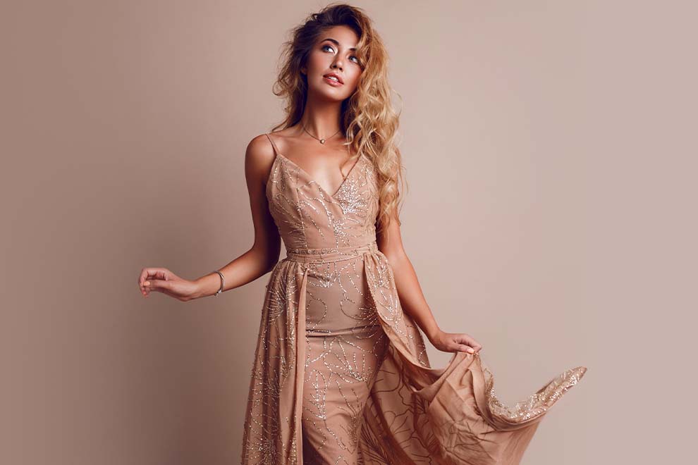 dourado champagne Modelo em vestido elegante com detalhes dourados