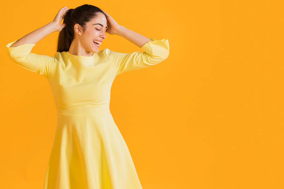 amarelo manteiga Mulher sorrindo com vestido amarelo em fundo amarelo