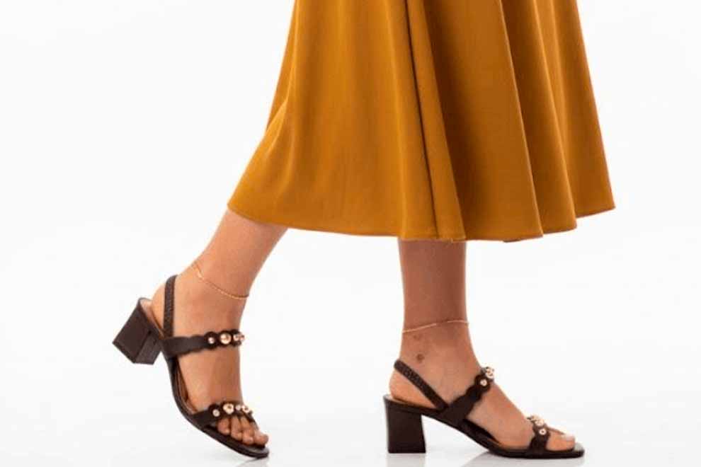 Sandália de salto com pérolas e saia longa amarela