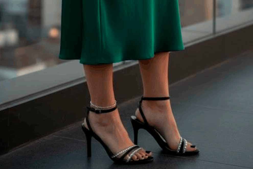 Sandálias pretas de salto alto com detalhes em strass