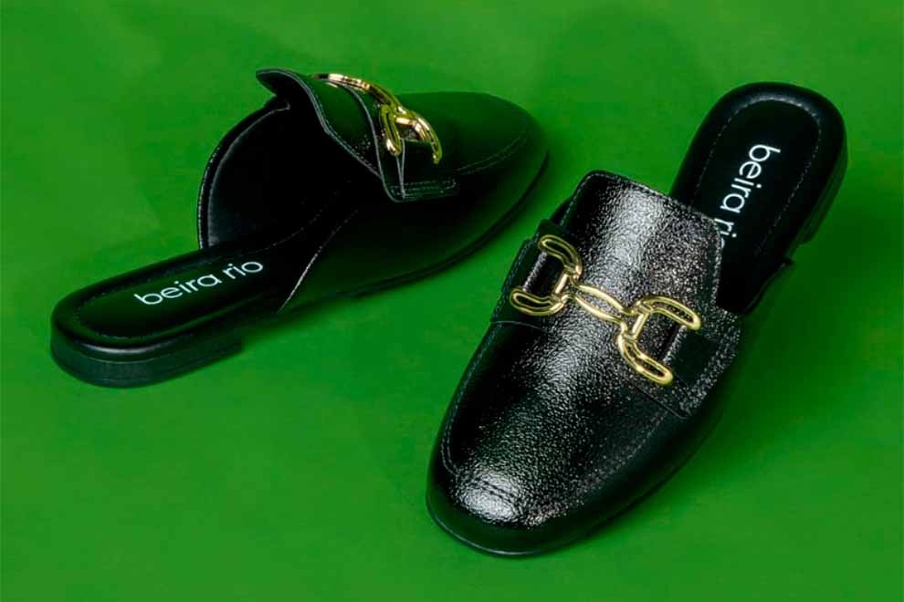 Sandy preto Beira Rio com detalhe em corrente dourada