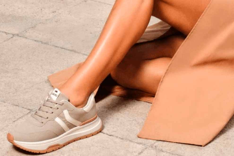 Tênis feminino em destaque no chão de pedra