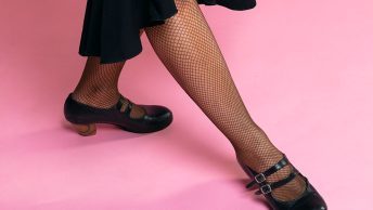 Pé feminino com meia-calça e sapato preto de salto