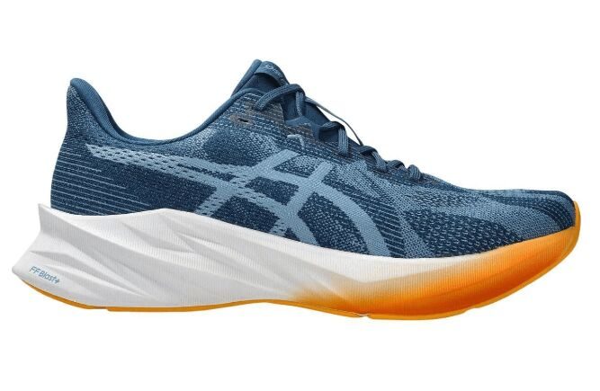 Tênis de corrida Asics de cor azul e laranja