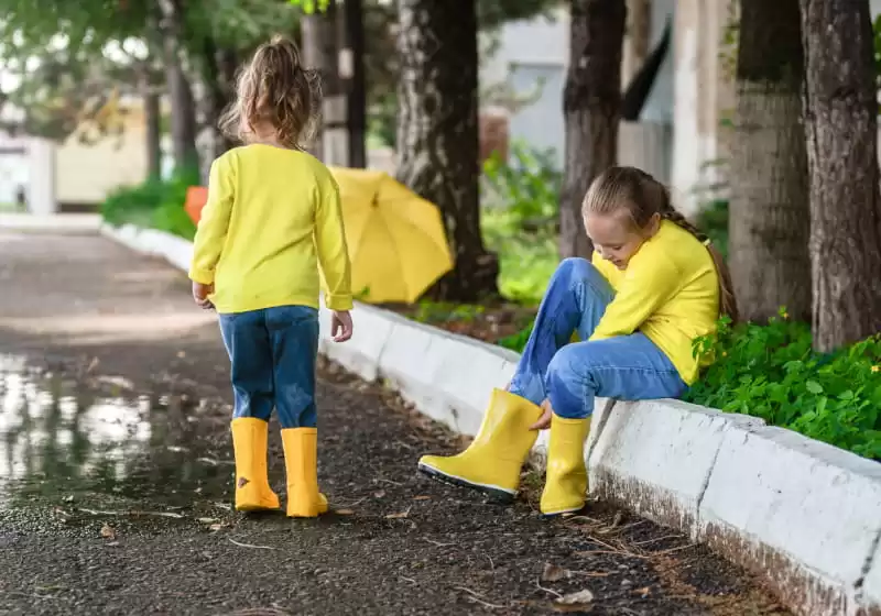 duas meninas com roupa de chuva 
