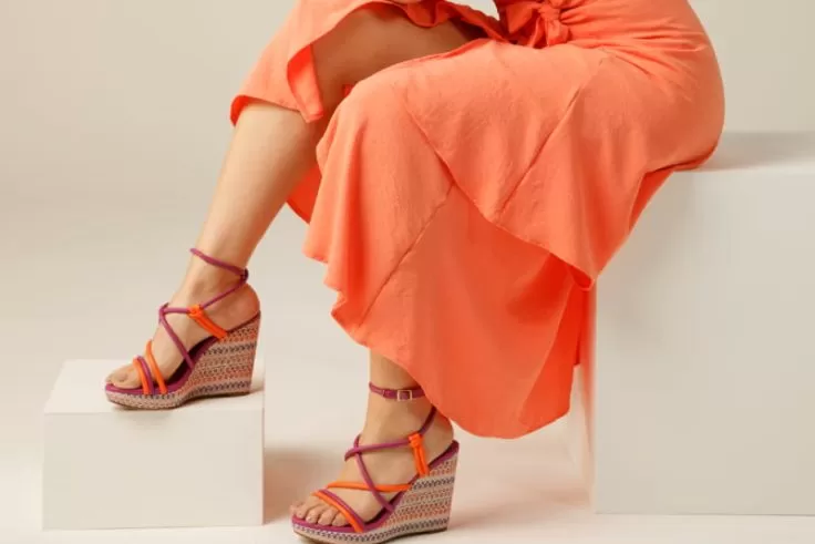mulher sentada em uma plataforma de vestido e sandália plataforma