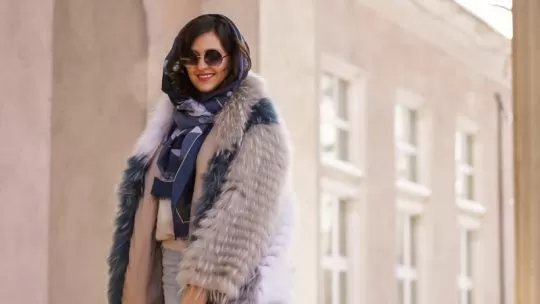 mulher com look de inverno com casaco de pele da moda