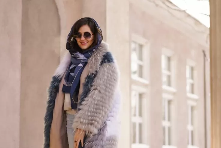 mulher com look de inverno com casaco de pele da moda