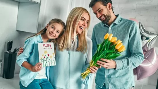familia distribui presente de dia das maes