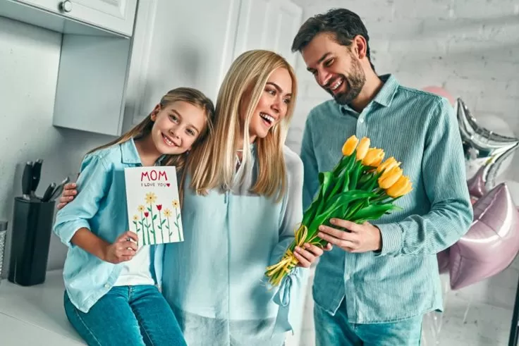 familia distribui presente de dia das maes