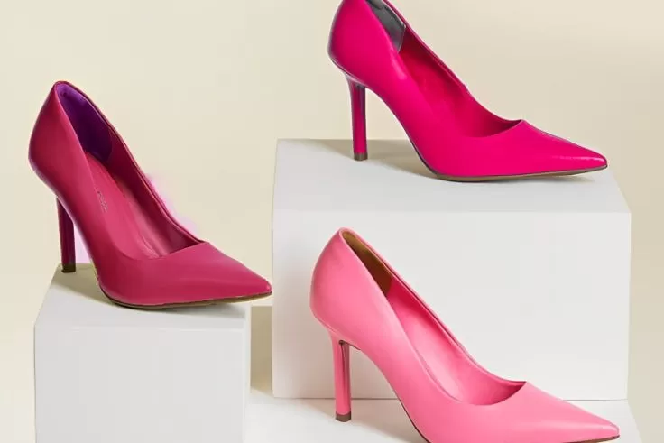 plataforma com scarpin em cima em fundo nude
