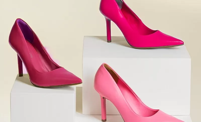plataforma com scarpin em cima em fundo nude