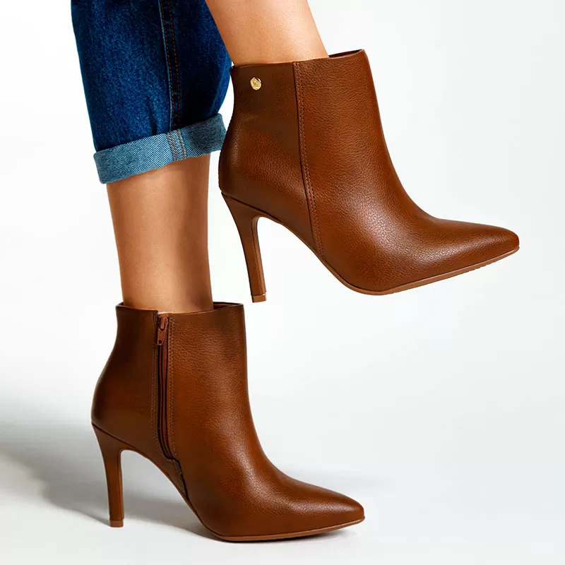 Mulher com botadas marrons de salto fino