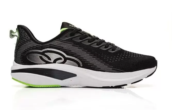 Tênis de corrida preto com detalhes em verde