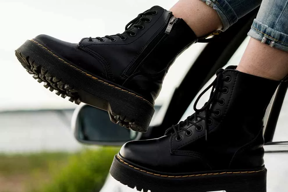 Botas pretas em estilo punk, com sola tratorada