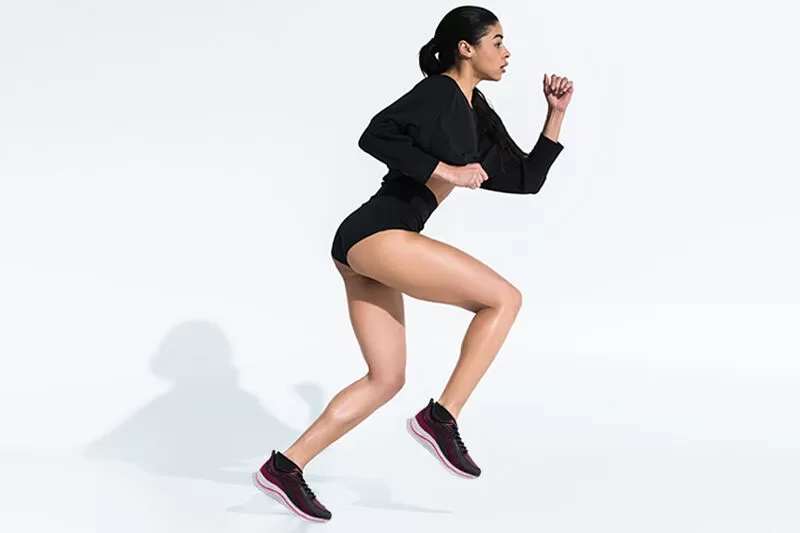 Mulher correndo com roupa de treino moderna
