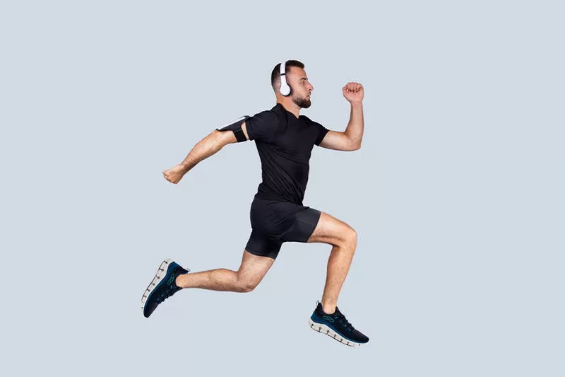 Homem correndo com fones de ouvido durante treino