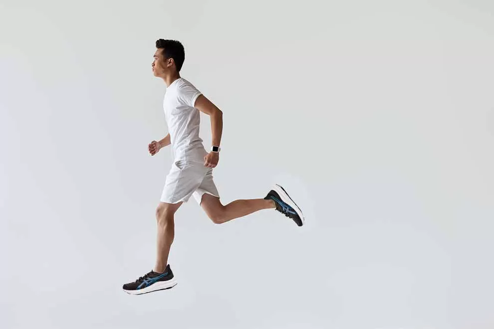 Jovem correndo em fundo branco