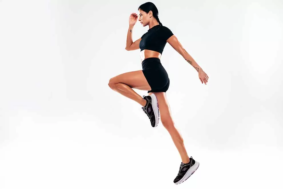 Mulher correndo em movimento atlético dinâmico